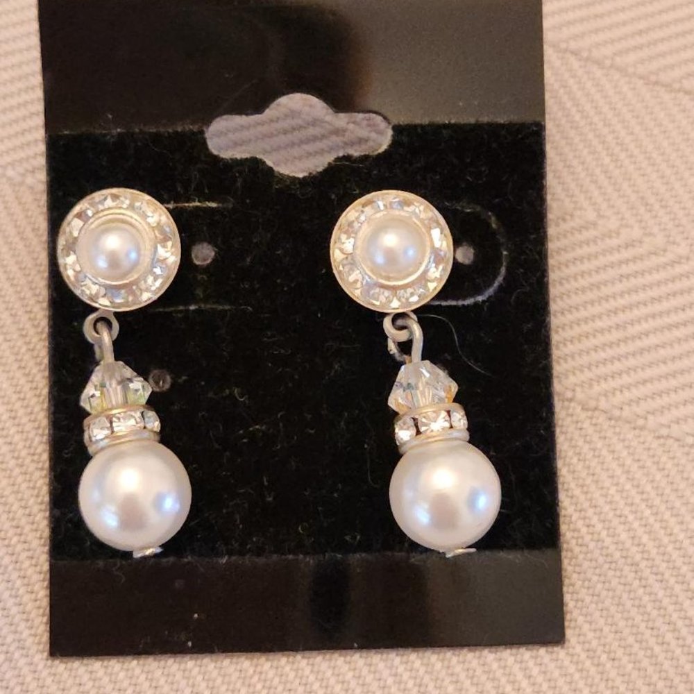 Perfect pearl earrings, brand new